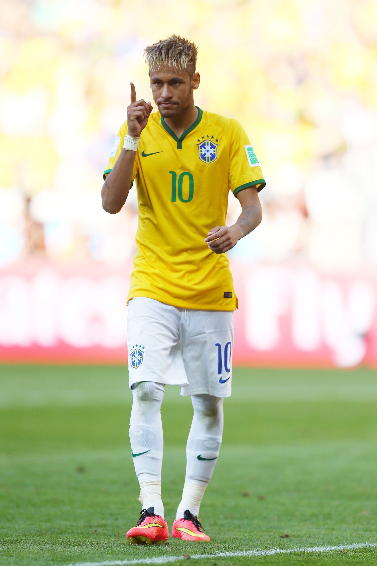 BELO HORIZONTE, BRAZIL - JUNE 28:  Neymar of Brazil celebrates after defeating Chile in a penalty shootout during the 2014 FIFA World Cup Brazil round of 16 match between Brazil and Chile at Estadio Mineirao on June 28, 2014 in Belo Horizonte, Brazil.  (Photo by Jeff Gross/Getty Images)